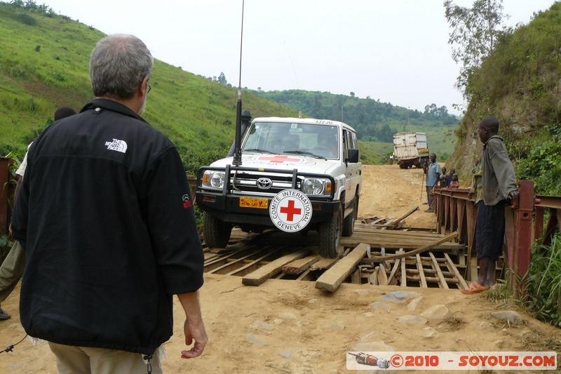 Route Bukavu/Uvira - Les escarpements - Passage de pont
Mots-clés: Pont Ruines voiture