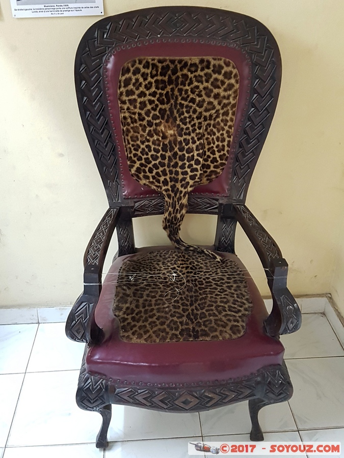 Mus&eacute;e national de Kinshasa - Chaise de Mobutu
Mots-clés: COD geo:lat=-4.32794099 geo:lon=15.25071859 geotagged Kinshasa Leopoldville Ouest R&eacute;publique D&eacute;mocratique du Congo Parc Pr&eacute;sidentiel - Mont Ngaliema Mus&eacute;e national de Kinshasa sculpture Art Mobutu