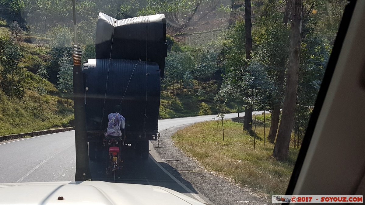 Rwanda - Dangerous Cycling
Mots-clés: RWA Rwanda velo