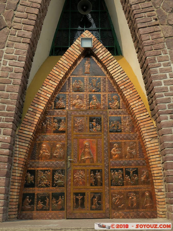 Brazzaville - Basilique St. Anne
Mots-clés: Brazzaville COG geo:lat=-4.26810550 geo:lon=15.28464342 geotagged R&eacute;publique du Congo Congo Basilique St. Anne Eglise Bas relief