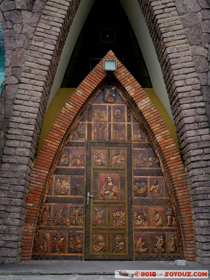 Brazzaville - Basilique St. Anne
Mots-clés: Brazzaville COG geo:lat=-4.26825261 geo:lon=15.28446907 geotagged R&eacute;publique du Congo Congo Basilique St. Anne Eglise Bas relief