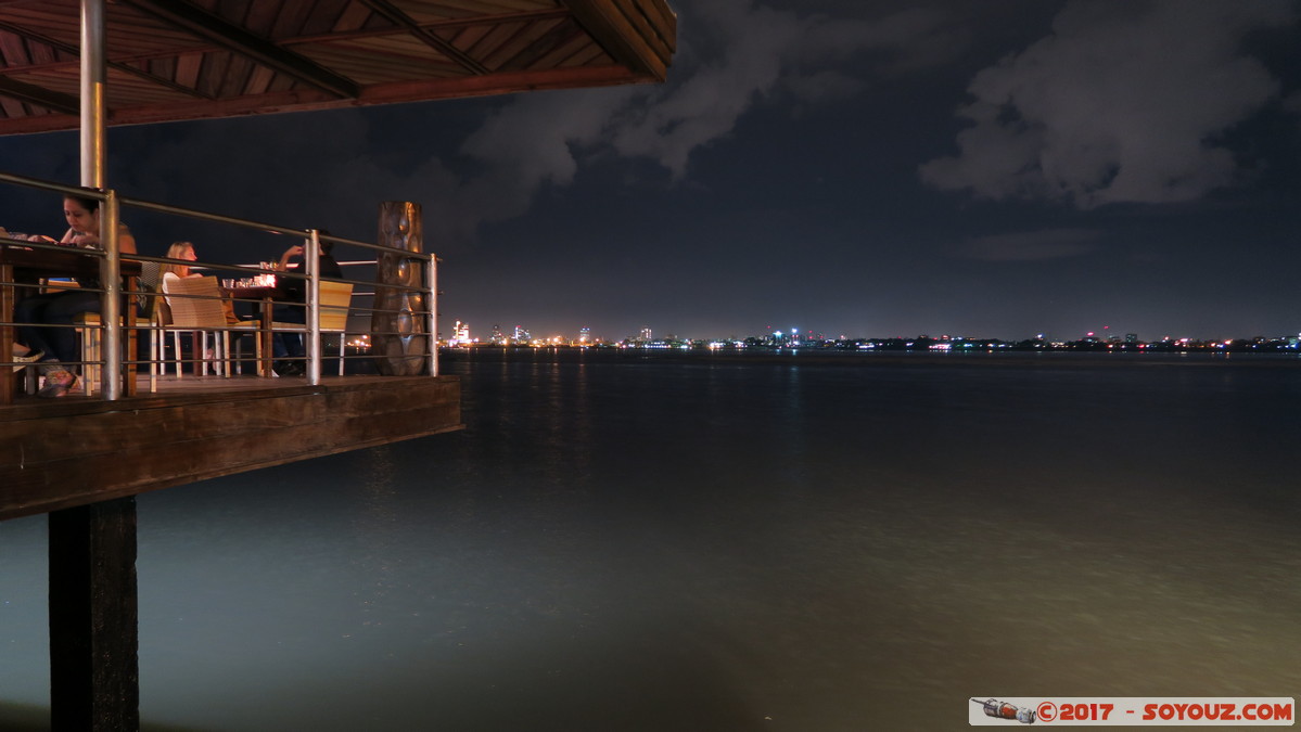 Brazzaville by night - Mami Wata - Lumi&egrave;res de Kin
Mots-clés: Brazzaville COG geo:lat=-4.27773248 geo:lon=15.28376341 geotagged R&eacute;publique du Congo Mami Wata Riviere Congo Nuit Lumiere