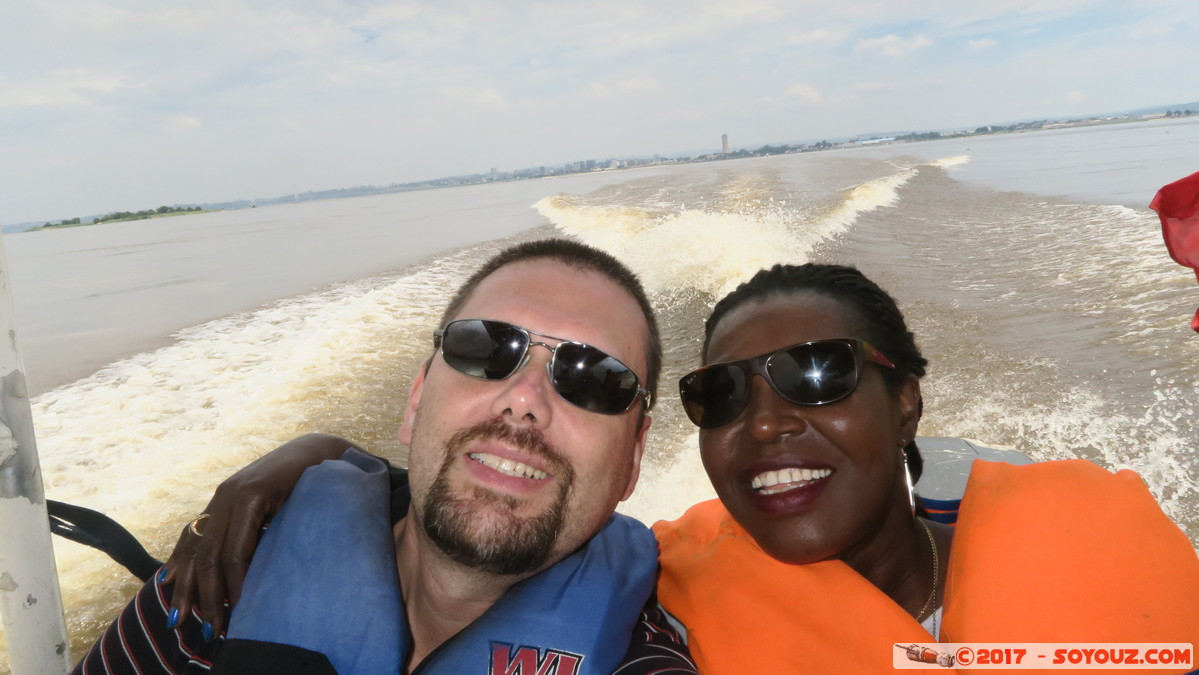 Brazzaville - Travers&eacute;e du Fleuve Congo
Mots-clés: COG geo:lat=-4.27633626 geo:lon=15.29884815 geotagged Mpila Pool R&eacute;publique du Congo Congo Riviere