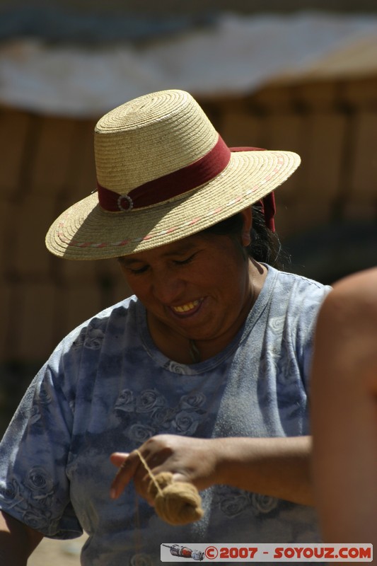 Tres Morros - femme filant de la laine

