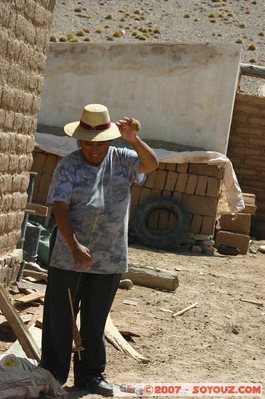 Tres Morros - femme filant de la laine
