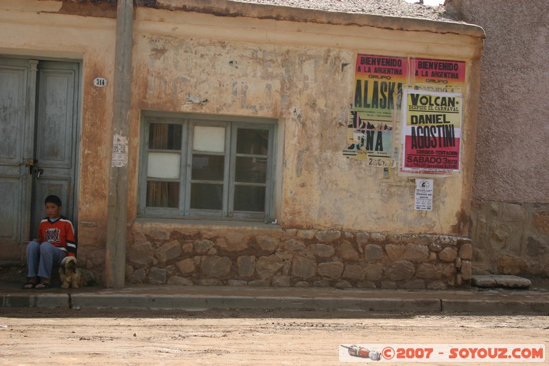 Tilcara - enfant et son chien
