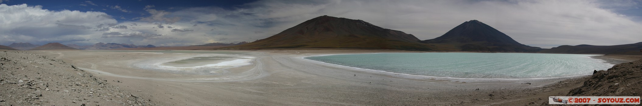 Laguna Verde et Laguna Blanca
avec les volcans Juriques et Licancabur en fond. vue panoramique

