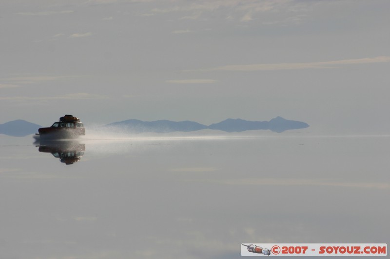 Salar de Uyuni- reflets sur le Salar pendant la saison des pluies
4x4 sur le salar
Mots-clés: voiture