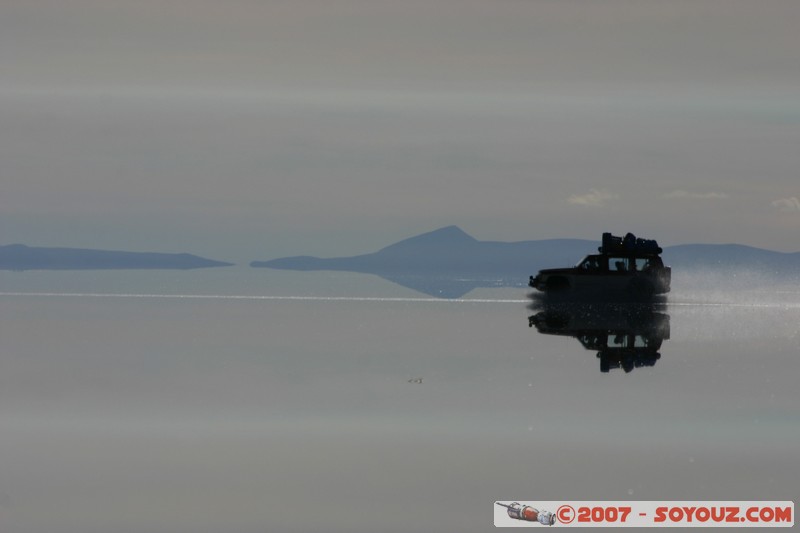 Salar de Uyuni- reflets sur le Salar pendant la saison des pluies
4x4 sur le salar
Mots-clés: voiture
