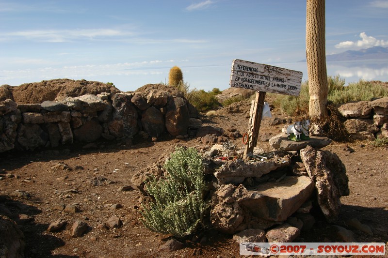 Isla Pescado (or Incahuasi) - offrandes à la Pachamama
