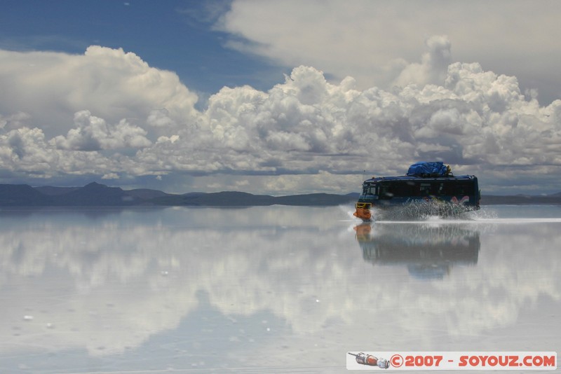 Salar de Uyuni - reflets sur le Salar pendant la saison des pluies
Bus sur le Salar
Mots-clés: bus