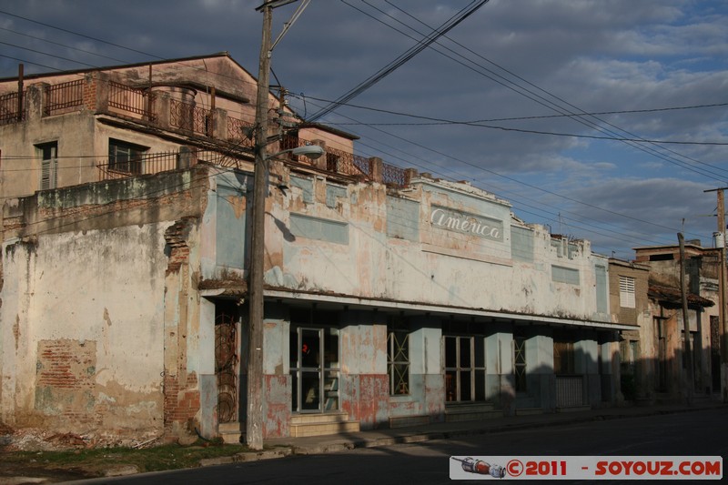 Camaguey - Calle General Gomez - Cine America
Mots-clés: Camag&Atilde;&frac14;ey CUB Cuba geo:lat=21.38329127 geo:lon=-77.92270447 geotagged patrimoine unesco sunset