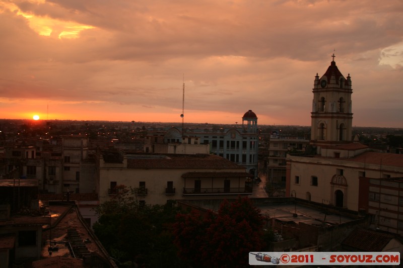 Camaguey - Puesta de sol desde el Gran Hotel
Mots-clés: CamagÃ¼ey CUB Cuba geo:lat=21.38177962 geo:lon=-77.91745841 geotagged patrimoine unesco sunset