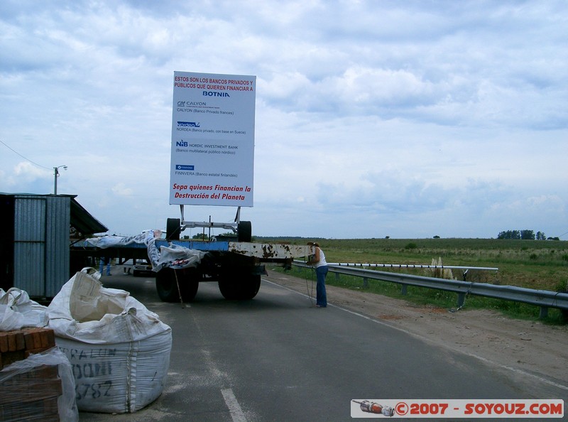 Blocus frontiere des Argentins contre l'installation de la papeterie Botnia en Uruguay
