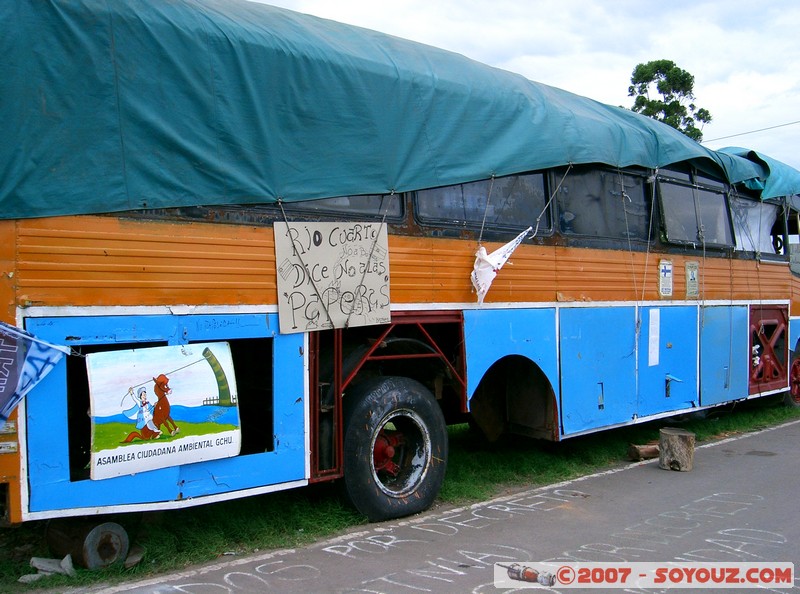 Blocus frontiere des Argentins contre l'installation de la papeterie Botnia en Uruguay
