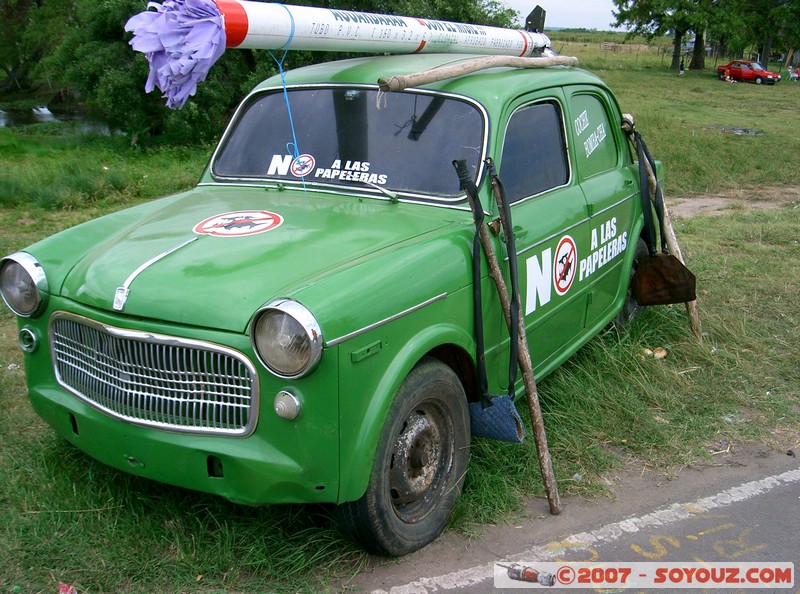 Blocus frontiere des Argentins contre l'installation de la papeterie Botnia en Uruguay
