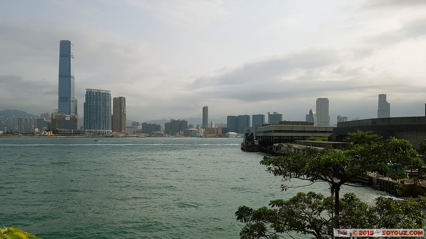 Hong Kong - Victoria Harbour & Sky 100 Tower
Mots-clés: Central and Western Central District geo:lat=22.28756757 geo:lon=114.15382878 geotagged HKG Hong Kong Ferry Pier Terminal skyscraper skyline Mer