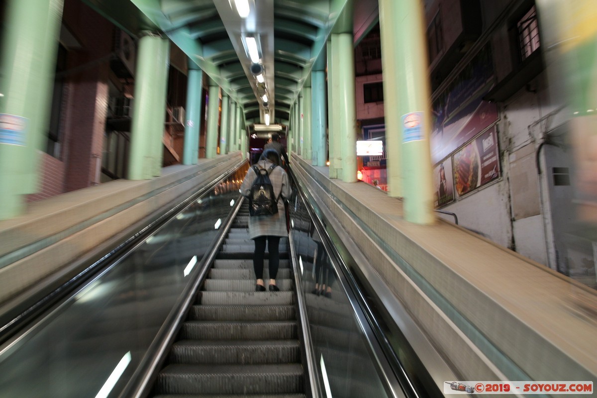 Hong Kong by night - Central-Mid-Levels escalators
Mots-clés: Central and Western Central District geo:lat=22.28140306 geo:lon=114.15292194 geotagged HKG Hong Kong Nuit Central-Mid-Levels escalators Escalier