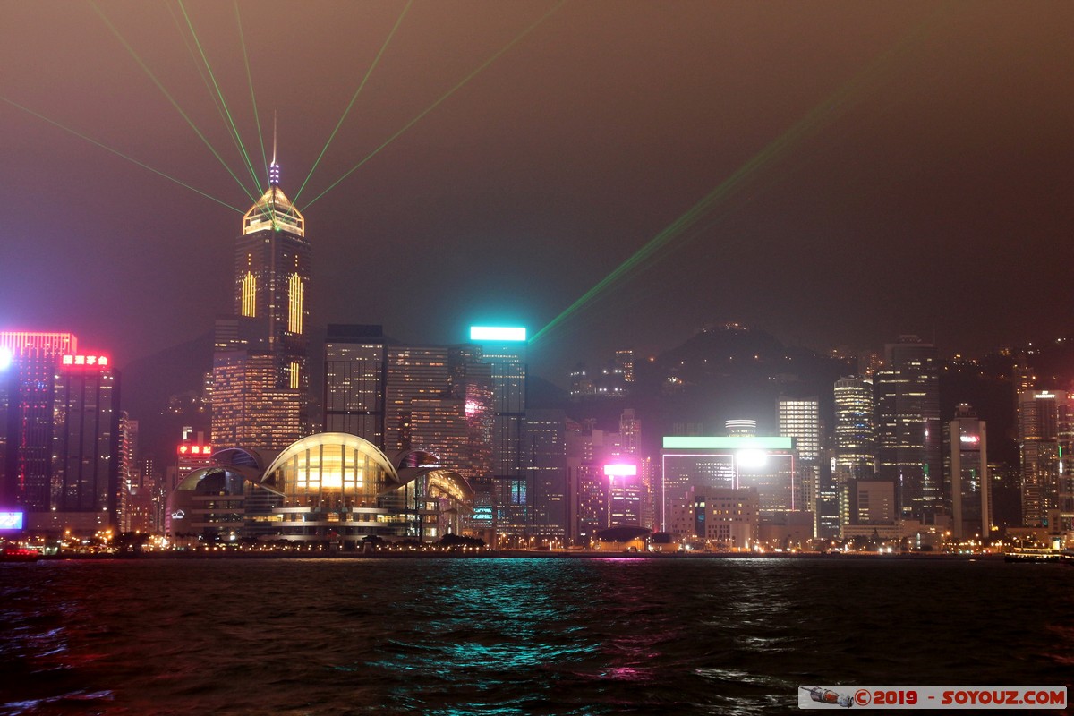 Hong Kong by night - Kowloon - A Symphony of Lights
Mots-clés: geo:lat=22.29322222 geo:lon=114.17242504 geotagged HKG Hong Kong Tsim Sha Tsui Yau Tsim Mong Kowloon Public Pier A Symphony of Lights skyline skyscraper Nuit Victoria Harbour