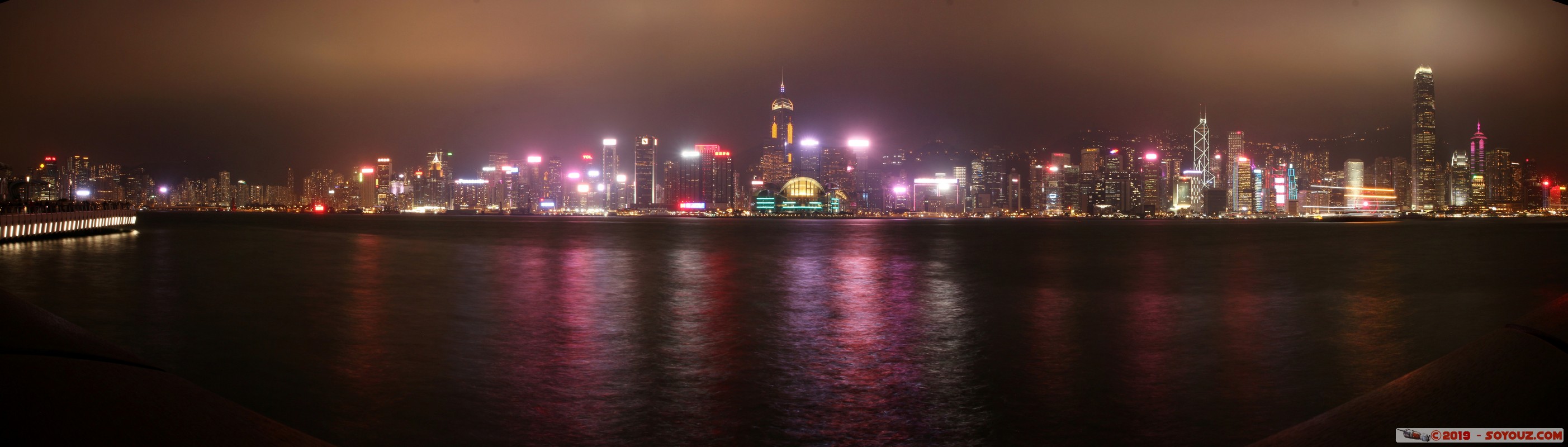 Hong Kong by night - Kowloon - A Symphony of Lights
Mots-clés: geo:lat=22.29322222 geo:lon=114.17242504 geotagged HKG Hong Kong Tsim Sha Tsui Yau Tsim Mong Kowloon Public Pier A Symphony of Lights skyline skyscraper Nuit panorama Victoria Harbour
