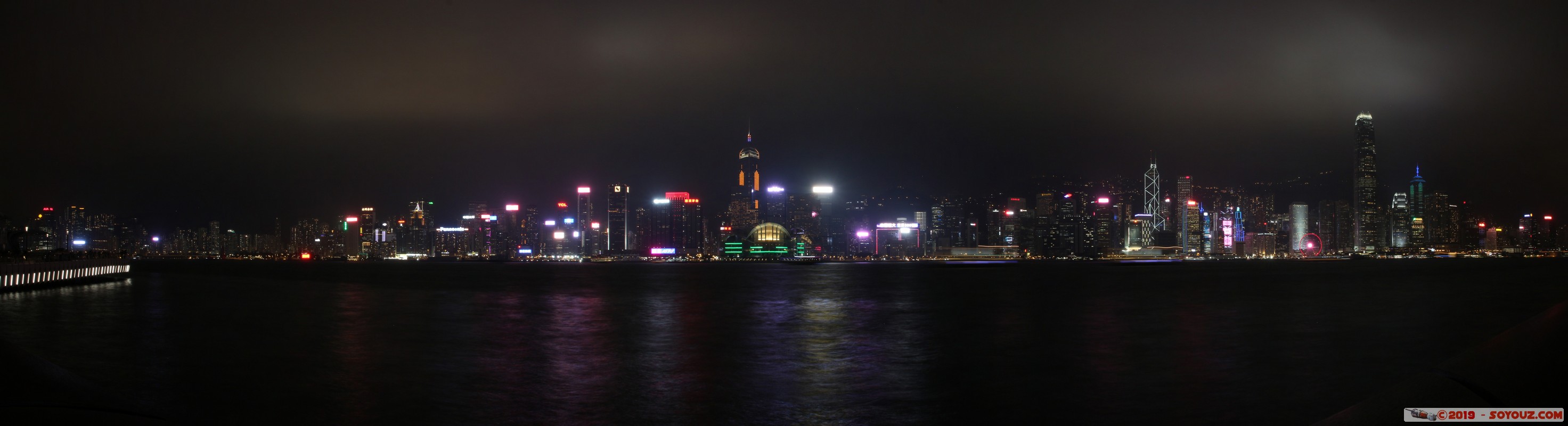 Hong Kong by night - Panorama from Kowloon
Mots-clés: geo:lat=22.29322222 geo:lon=114.17242504 geotagged HKG Hong Kong Tsim Sha Tsui Yau Tsim Mong Kowloon Public Pier skyline skyscraper Nuit panorama Jardine House International Commerce Centre Grande roue Victoria Harbour