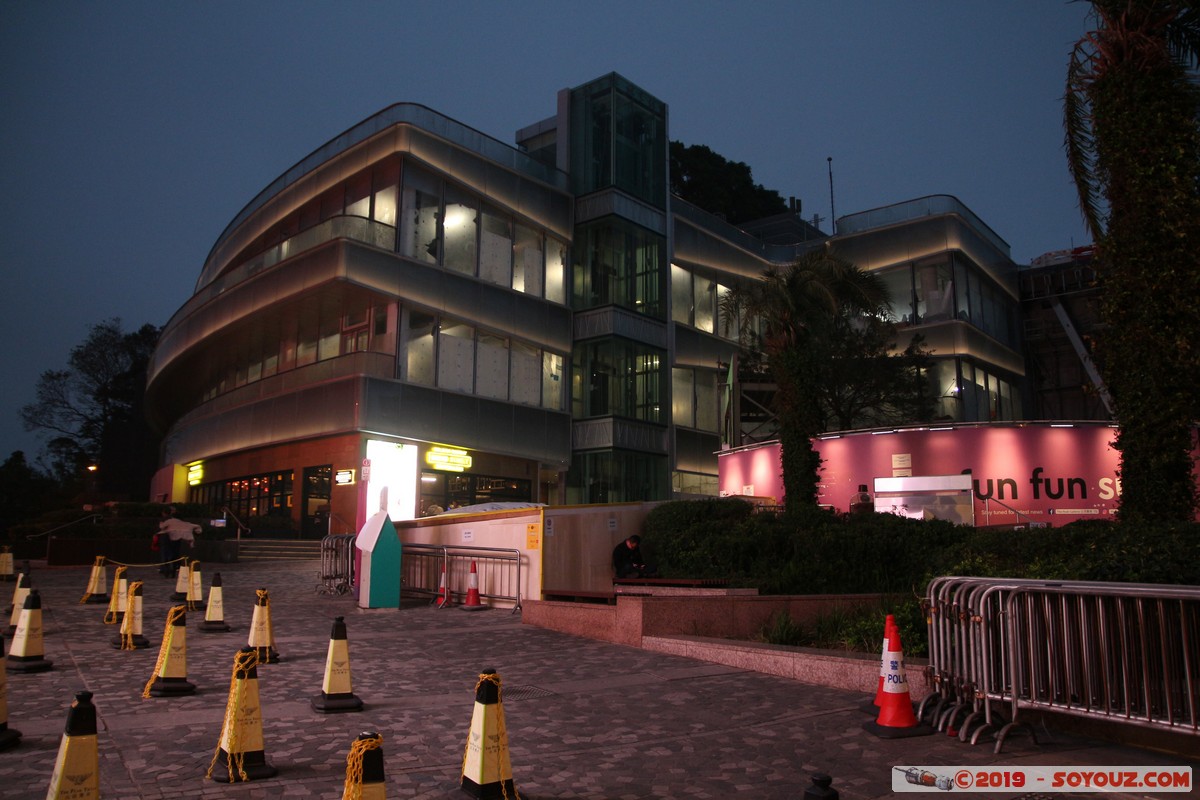 Hong Kong by night - Victoria Peak -The Peak Tower
Mots-clés: Central and Western Central District geo:lat=22.27099222 geo:lon=114.14961833 geotagged HKG Hong Kong Nuit The Peak Tower