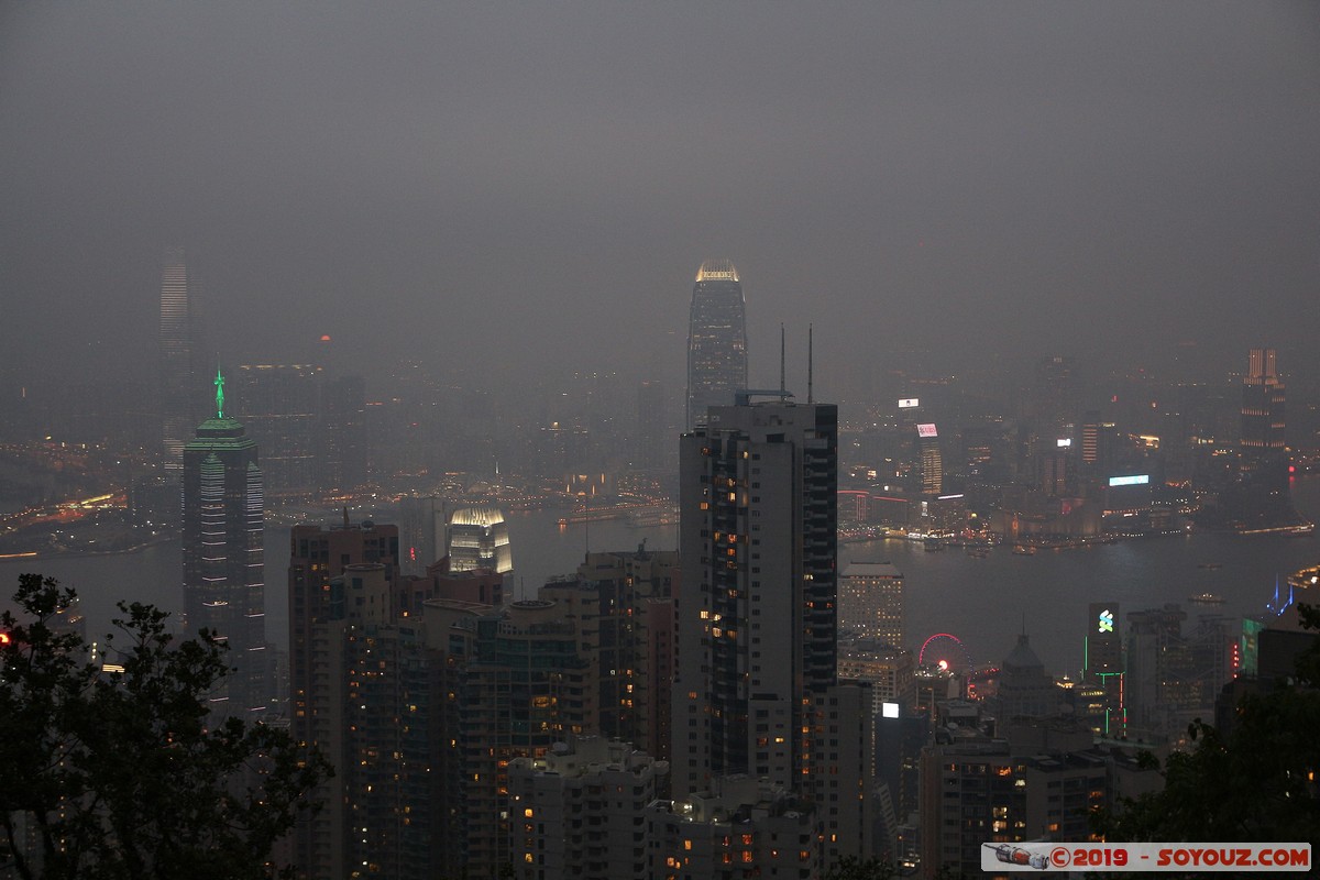 Hong Kong by night - View from Victoria Peak
Mots-clés: Central and Western Central District geo:lat=22.27112238 geo:lon=114.15038024 geotagged HKG Hong Kong Nuit skyscraper skyline Jardine House International Finance Centre