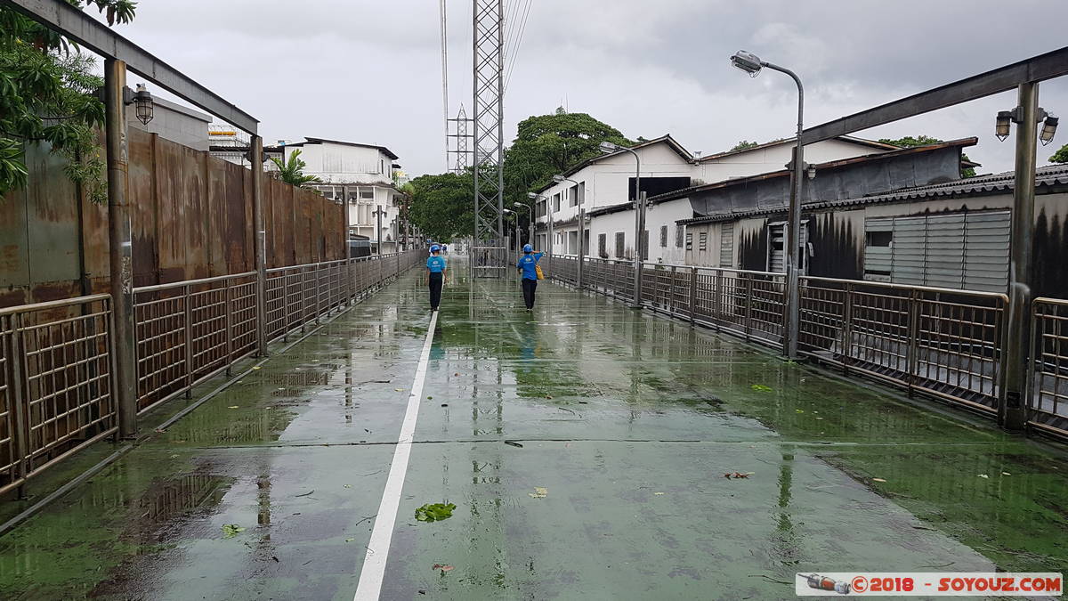 Bangkok - Khlong Toei pedestrian walk
Mots-clés: Bang Rak Bangkok geo:lat=13.73407808 geo:lon=100.54665862 geotagged Ratchadamri THA Tha&iuml;lande Khlong Toei