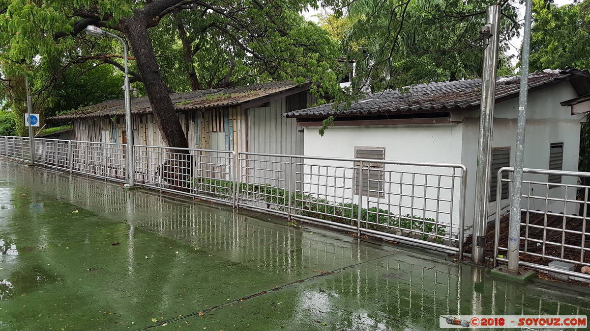 Bangkok - Khlong Toei pedestrian walk
Mots-clés: Bang Rak Bangkok geo:lat=13.73405723 geo:lon=100.54722222 geotagged Ratchadamri THA Tha&iuml;lande Khlong Toei