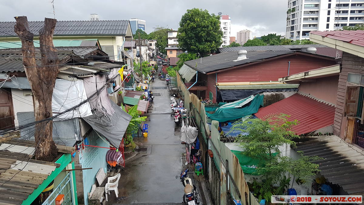 Bangkok - Khlong Toei pedestrian walk
Mots-clés: Bang Rak Bangkok geo:lat=13.73404522 geo:lon=100.54822068 geotagged Ratchadamri THA Tha&iuml;lande Khlong Toei