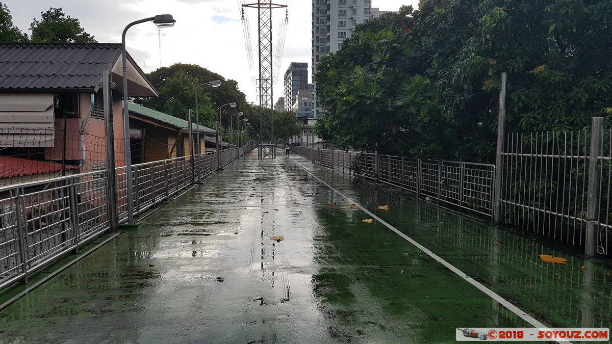 Bangkok - Khlong Toei pedestrian walk
Mots-clés: Bang Rak Bangkok geo:lat=13.73401135 geo:lon=100.54836820 geotagged Ratchadamri THA Tha&iuml;lande Khlong Toei