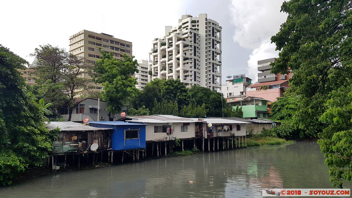 Bangkok - Khlong Toei pedestrian walk
Mots-clés: Bang Rak Bangkok geo:lat=13.73387586 geo:lon=100.55222222 geotagged Sukhumvit THA Tha&iuml;lande Riviere Khlong Toei