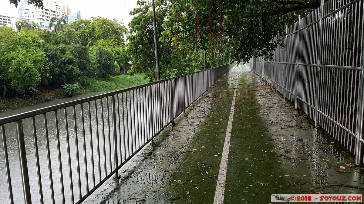 Bangkok - Khlong Toei pedestrian walk
Mots-clés: Bang Rak Bangkok geo:lat=13.73387586 geo:lon=100.55388889 geotagged Sukhumvit THA Tha&iuml;lande Riviere Khlong Toei