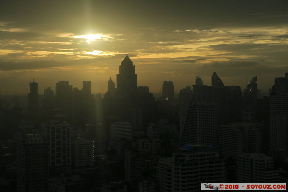 Bangkok - Sunset on the city from 35th Floor
Mots-clés: Bang Rak Bangkok geo:lat=13.73314493 geo:lon=100.56057036 geotagged Sukhumvit THA Tha&iuml;lande Column Bangkok Hotel skyscraper sunset Lumiere