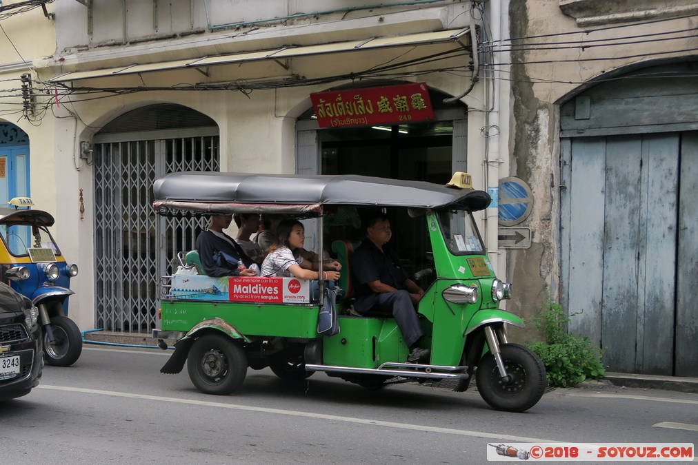 Bangkok - Bamrung Mueang Rd
Mots-clés: Bangkok geo:lat=13.75209939 geo:lon=100.50426543 geotagged Phra Nakhon THA Tha&iuml;lande Bamrung Mueang Rd