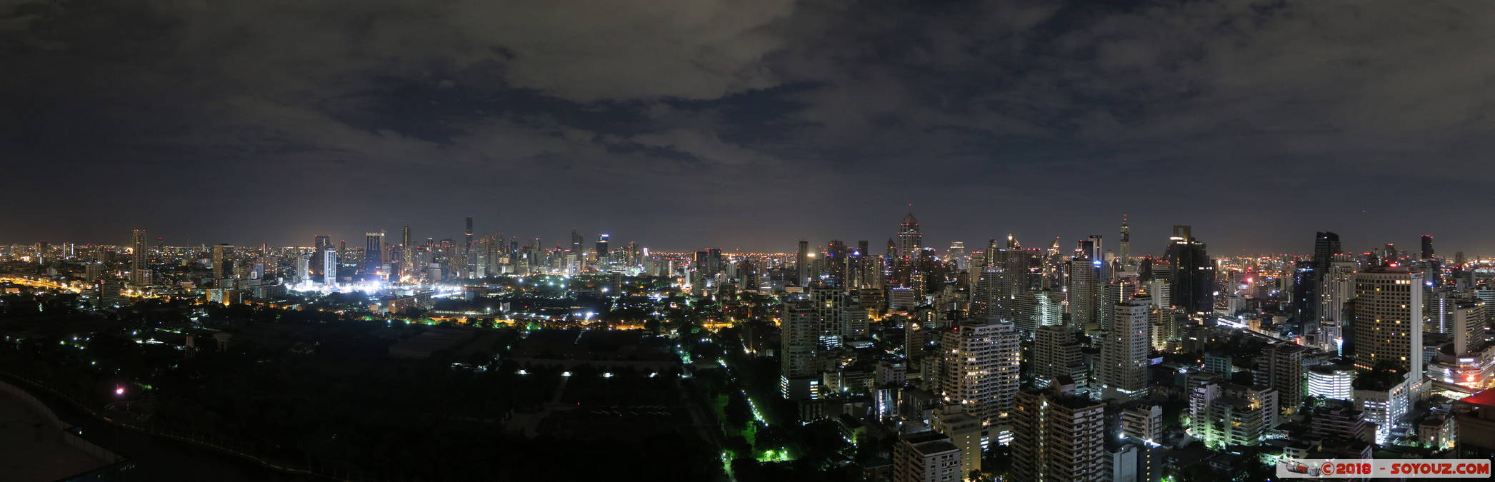 Bangkok by Night - Panorama on the city from 35th Floor
Mots-clés: Bang Rak Bangkok geo:lat=13.73315274 geo:lon=100.56057304 geotagged Sukhumvit THA Tha&iuml;lande Nuit skyscraper panorama