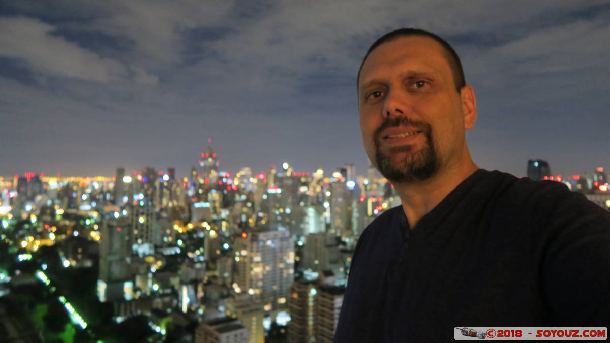 Bangkok by Night - View on the city from 35th Floor
Mots-clés: Bang Rak Bangkok geo:lat=13.73315274 geo:lon=100.56057304 geotagged Sukhumvit THA Tha&iuml;lande Nuit skyscraper