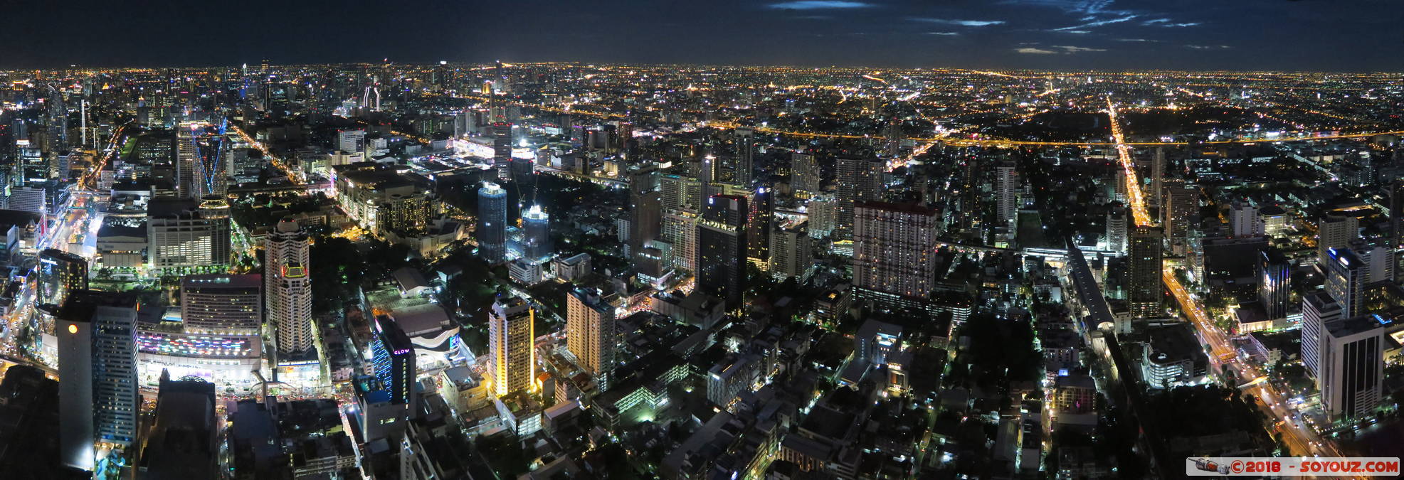 Bangkok by Night - Panoramic from Baiyoke Tower II
Mots-clés: Bangkok Ding Daeng geo:lat=13.75460569 geo:lon=100.54050475 geotagged Makkasan THA Tha&iuml;lande Nuit Baiyoke Tower II skyscraper panorama