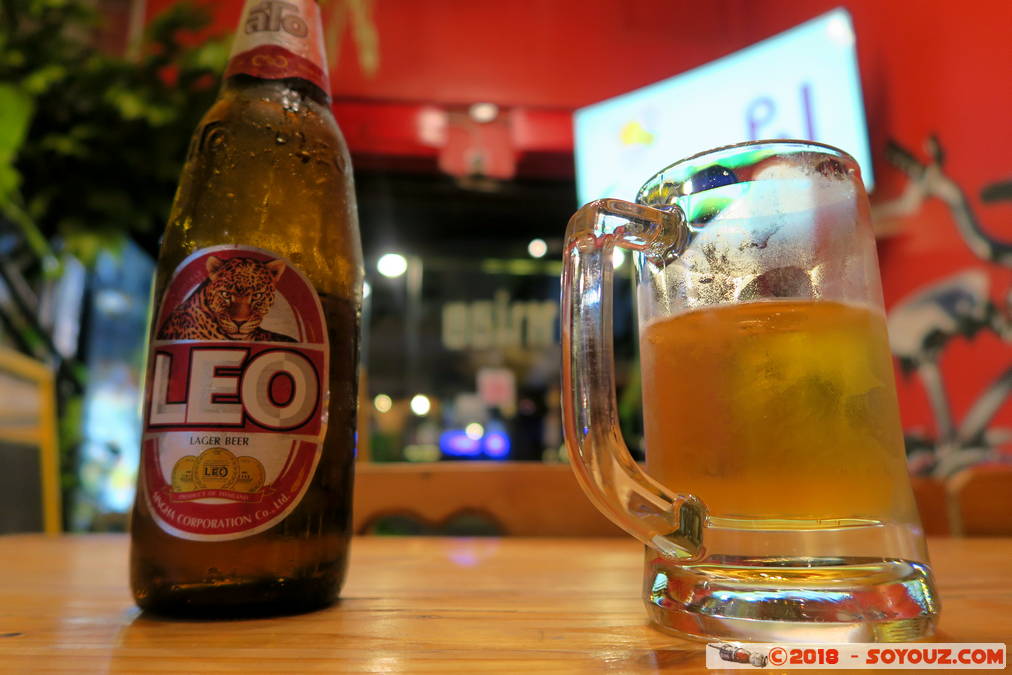 Bangkok by Night - Cold Beer Leo
Mots-clés: Bang Rak Bangkok geo:lat=13.72978377 geo:lon=100.56103706 geotagged Sukhumvit THA Tha&iuml;lande Nuit Sukhumvit Soi 16 Nourriture Lumiere
