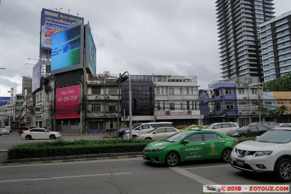 Bangkok - Rama IV Road
Mots-clés: Bang Rak Bangkok geo:lat=13.72319680 geo:lon=100.55234402 geotagged THA Tha&iuml;lande Thung Maha Mek Khlong Toei voiture