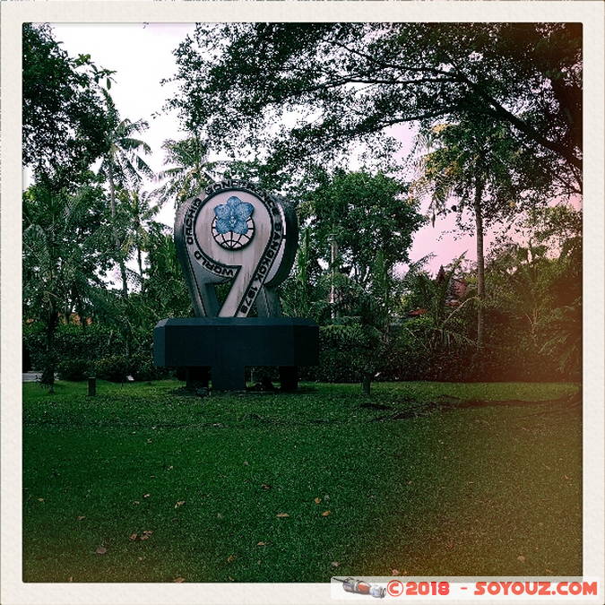 Sampran Riverside - World Orchid Conference 1978 monument
Mots-clés: Ban Rong Hip geo:lat=13.73285050 geo:lon=100.24226189 geotagged Nakhon Pathom Sam Phran THA Tha&iuml;lande Art picture Sampran Riverside Monument old camera