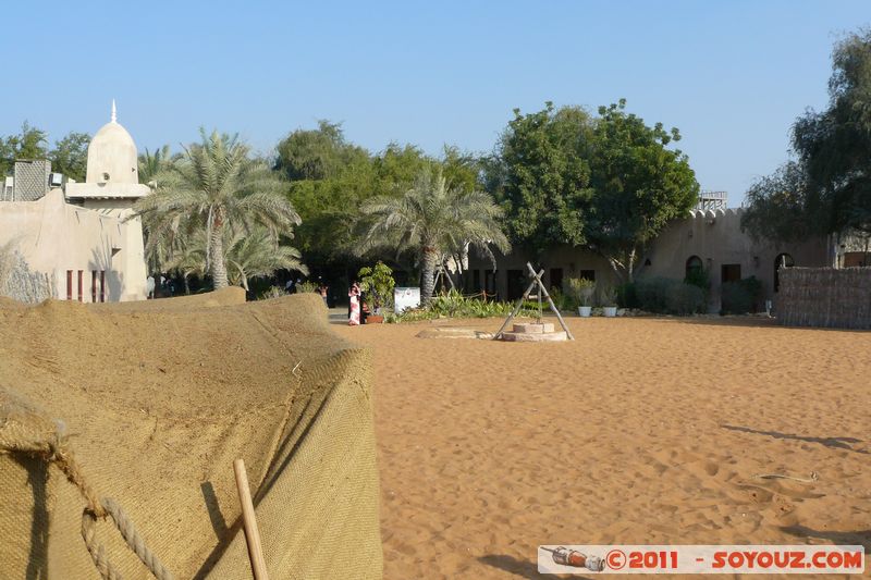 Abu Dhabi Heritage Village
Mots-clés: Ab&Aring;&laquo; Z&Igrave;&sect;aby mirats Arabes Unis geo:lat=24.47612220 geo:lon=54.33038383 Qaryat at Tur&Auml;�th UAE United Arab Emirates