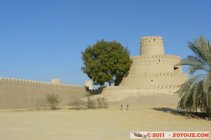 Al Ain - Al Jahili Fort
Mots-clés: Ab&Aring;&laquo; Z&Igrave;&sect;aby Al Mu&acirc;��tara mirats Arabes Unis geo:lat=24.21538830 geo:lon=55.75194269 UAE United Arab Emirates Al Jahili Fort chateau