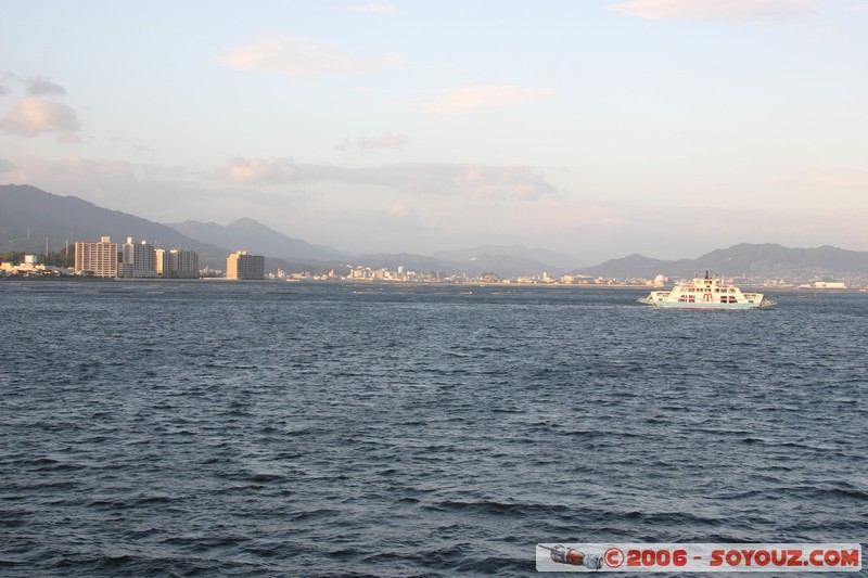 vue sur la cote d'Hiroshima depuis le Ferry
