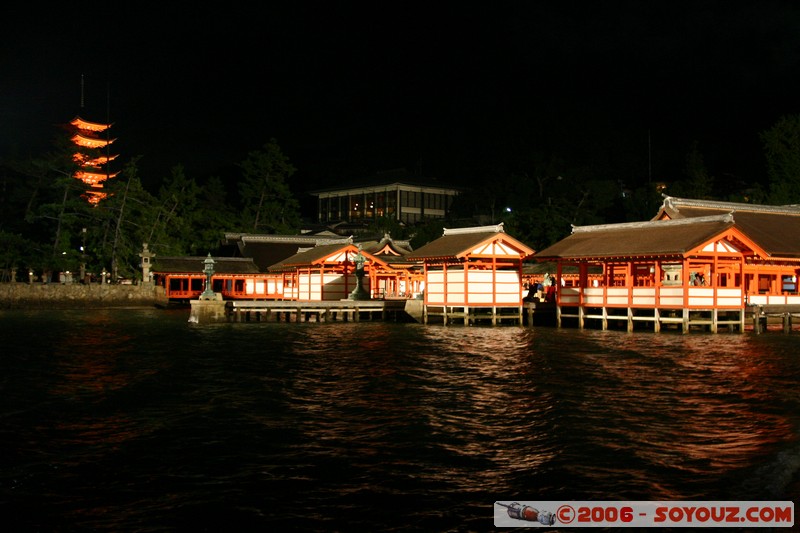 Itsukushima Shrine by night
Mots-clés: Nuit patrimoine unesco