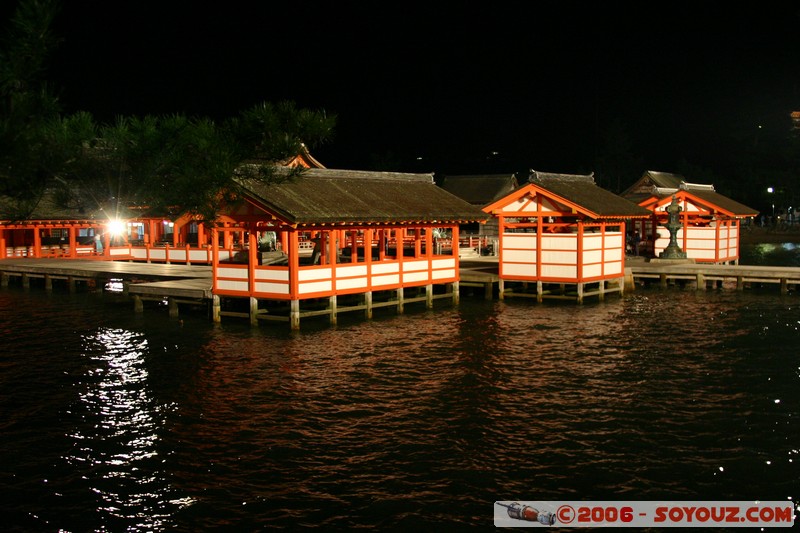 Itsukushima Shrine by night
Mots-clés: Nuit patrimoine unesco