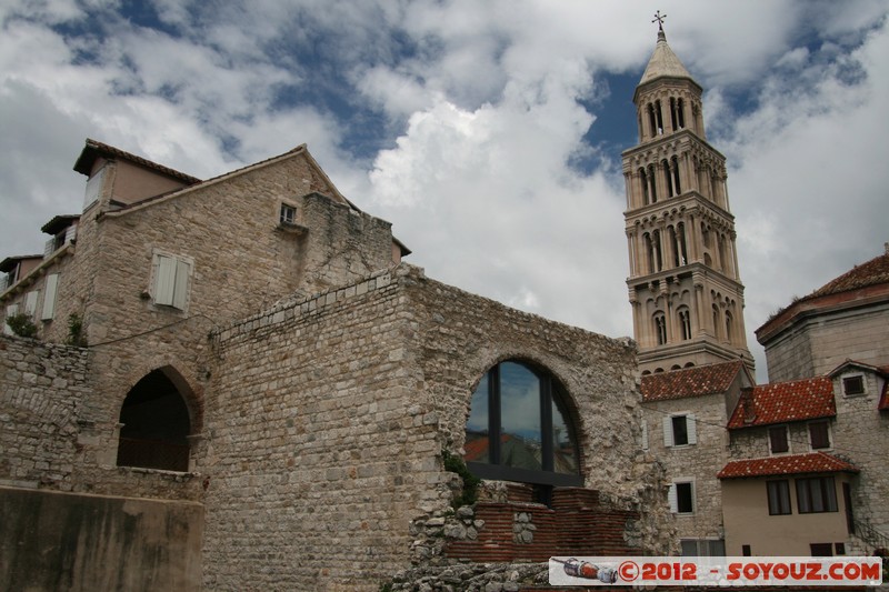 Split - Palace of Diocletian - Cathedral of St. Domnius
Mots-clés: Croatie geo:lat=43.50756753 geo:lon=16.44043204 geotagged HRV Split Splitsko-Dalmatinska patrimoine unesco Palace of Diocletian Ruines Romain Cathedral of St. Domnius Eglise