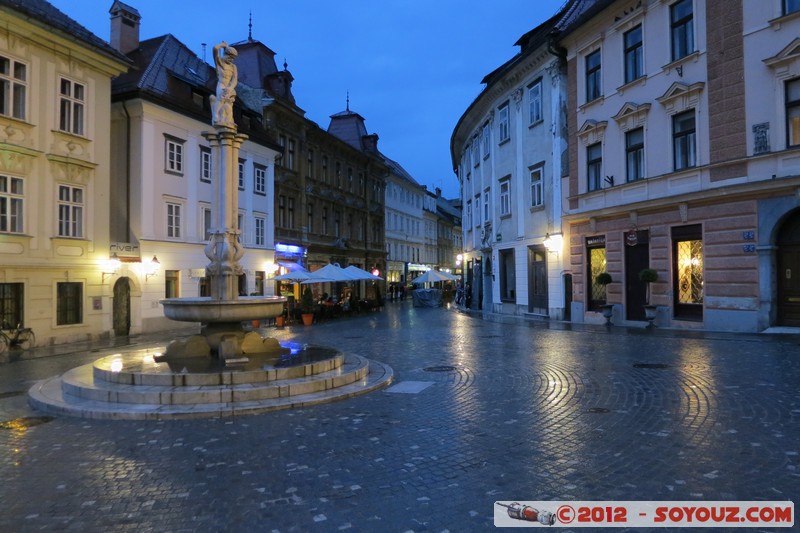 Ljubljana by night - The Stari and Gornji trg Squares
Mots-clés: geo:lat=46.04680767 geo:lon=14.50695200 geotagged Ljubljana SlovÃ¨nie SVN Slovenie Nuit Fontaine