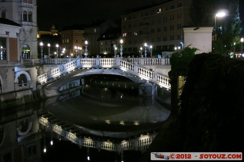 Ljubljana by night - Tromostovje (Triple bridge)
Mots-clés: geo:lat=46.05143709 geo:lon=14.50682529 geotagged Ljubljana SlovÃ¨nie SVN Slovenie Nuit Tromostovje Pont