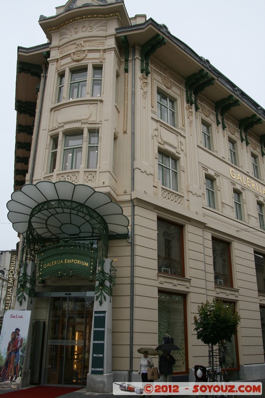 Ljubljana - Presernov trg - Galeria Emporium
Mots-clés: geo:lat=46.05171833 geo:lon=14.50614000 geotagged Ljubljana SlovÃ¨nie SVN Slovenie Commerce